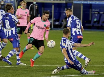 Leo Messi entre Tomás Pina, Florian Lejeune y Víctor Laguardia.