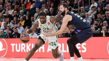 BARCELONA, 16/12/2022.- El escolta norteamericano del Panathinaikos, Dwayne Bacon (i), con el balón ante el ala-pivot del FC Barcelona, Nikola Mirotic, durante el partido de la Euroliga de baloncesto disputado este jueves en el Palau Blaugrana, en Barcelona. EFE/Quique García