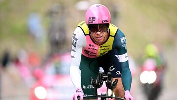 Rigoberto Urán durante una prueba de contrarreloj individual con el EF Education EasyPost.