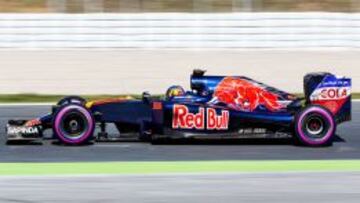 Carlos Sainz al volante del STR11 de Toro Rosso en los test de Barcelona.