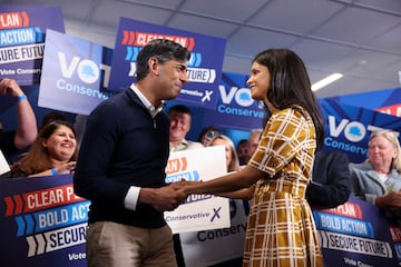 British Prime Minister Rishi Sunak and his wife Akshata Murty hold hands during Sunak's final rally at Romsey Rugby Football Club as part of a Conservative general election campaign event in Hampshire, Britain July 3, 2024. REUTERS/Claudia Greco/Pool