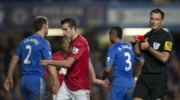 Momento en el que Mark Clattenburg expulsa a Branislav Ivanovic.