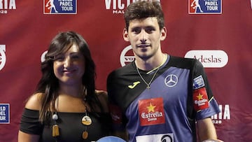 El jugador argentino Franco Stupaczuk acompañado la delegada comercial de Adeslas, Miriam Montes, tras recibir el trofeo a mejor jugador del abierto de Mijas-Costa de Sol, cuarta prueba del circuito profesional de pádel 'World Padel Tour'.