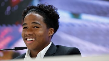 MADRID, 27/07/2024.- El delantero brasileño Endrick asiste a una rueda de prensa durante su presentación como nuevo jugador del Real Madrid, este sábado en el estadio Santiago Bernabéu. EFE/ Mariscal