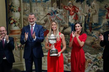 María Isabel Nadal, hermana del tenista Rafael Nadal, recibe el Trofeo Joaquín Blume, concedido a la Rafa Nadal Academy.
