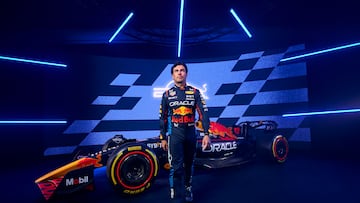 Sergio Perez posa durante el lanzamiento de la temporada RB20 de Red Bull Racing 2024 en Londres.