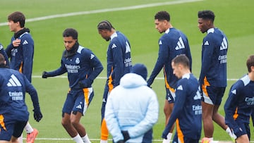 Los jugadores del Real Madrid, durante el entrenamiento del equipo, en la Ciudad Deportiva de Valdebebas este viernes.
