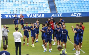 Los jugadores del Zaragoza agradecen el apoyo de la afición.