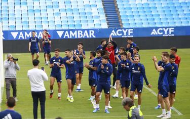 Los jugadores del Zaragoza agradecen el apoyo de la afición.