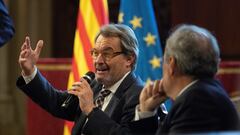 Cataluña 02  BARCELONA, 21/02/2022.- El expresidente Artur Mas (i) en una charla junto a los también expresidentes Artur Mas, Carles Puigdemont y Quim Torra, además de un vídeo de José Montilla, durante la clausura del acto final del ciclo de mesas redondas de la campaña "Escucha, Europa", que ha cerrado la consellera de Acción Exterior y Gobierno Abierto Victoria Alsina, hoy lunes en Barcelona. EFE/Marta Pérez
