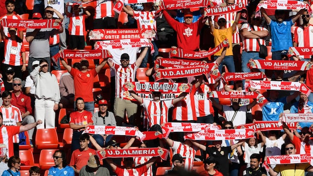 El Almería pone rumbo a Anduva con su afición a bordo