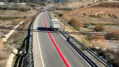 La gran línea roja de la DGT que comienza a aparecer en las carreteras españolas