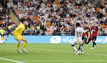 3-0. Brahim asiste a Lucas Vázquez en la banda derecha, el lateral centra y Valjent deja pasar el balón. Rodrygo atento, remata a placer en el segundo palo el tercer tanto.