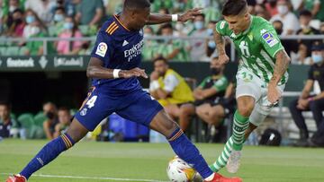 Alaba tapa el ataque de Tello la semana pasada en el ecncuentro que el Madrid ganó al Betis en el Benito Villamarín.