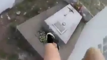 Un joven salta sobre el nicho de un fallecido en el cementerio de Punta Alta (Argentina).