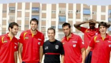 <b>LA SELECCIÓN CON LORCA. </b>Los internacionales visitaron ayer Lorca (Murcia) y se fotografiaron con los bomberos que participaron en labores de rescate tras el terremoto que sacudió la ciudad el pasado 11 de mayo. Rudy acudió con el brazo en cabestrillo, debido a su lesión en el codo.