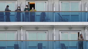 Imagen de los pasajeros del crucero Diamond Princess en los balcones del barco atracado en el puerto de Yokohama despu&eacute;s de que varios de sus pasajeros dieran positivo en las pruebas de coronavirus.