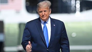 El presidente de los Estados Unidos, Donald Trump, llega para abordar el Air Force One en la Base Conjunta Andrews en Maryland el 15 de octubre de 2020. - Trumps viaja a Carolina del Norte, Florida y Georgia para realizar paradas de campa&ntilde;a el 15 y 16 de octubre.