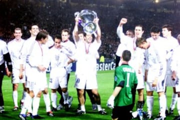 Figo alza el título de campeón de Europa en 2002.