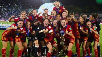 MONTEVIDEO, URUGUAY - DECEMBER 01: Players of Spain celebrate with the trophy after winning the FIFA U-17 Women's World Cup Uruguay 2018 final match between Spain and Mexico at Estadio Charrua on December 1, 2018 in Montevideo, Uruguay. (Photo by Buda Mendes - FIFA/FIFA via Getty Images) 
FUTBOL FEMENINO 
FINAL MUNDIAL SUB17 SUB 17 
SELECCIO ESPAÑOLA ESPAÑA - MEXICO
CAMPEONAS CELEBRACION COPA TROFEO 
CAMPEONAS DEL MUNDO
PUBLICADA 03/12/18 NA MA03 4COL
PUBLICADA 20/12/18 NA MA21 1COL