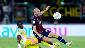 Soccer Football - Serie A - Bologna v Juventus - Stadio Renato Dall'Ara, Bologna, Italy - May 4, 2025 Bologna's Lorenzo De Silvestri in action with Juventus' Timothy Weah REUTERS/Matteo Ciambelli