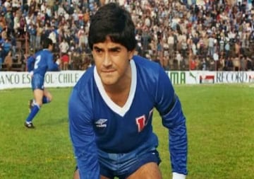 64 goles, una gran cantidad de asistencias y 452 partidos aparecen en el registro de Héctor Hoffens. Descendió en 1988 para ascender al año siguiente en la delantera azul.