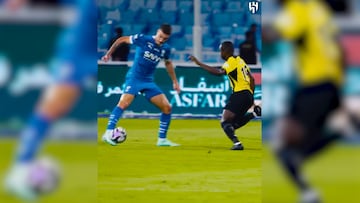 El jugador de Al-Hilal, le hizo un "globito" al jugador de Al-Ittihad, dejándolo en ridículo.