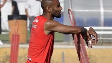 <b>POR PRECAUCIÓN. </b>Kanouté se marchó ayer antes de tiempo del césped de la Ciudad Deportiva.