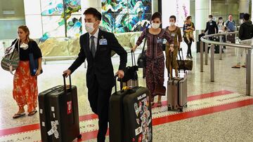 (FILES) In this file photo taken on March 16, 2020, Singapore Airlines flight crew arrive at Sydney's international airport. - Singapore Airlines (SIA) reported a first-quarter net loss of more than $800 million USD on July 29, the latest carrier to