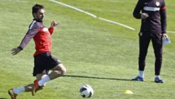 Adrián se ejercita durante un entrenamiento ante la mirada de Simeone.