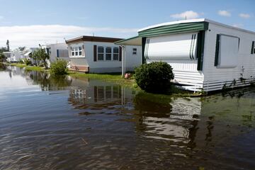 Casas móviles rodeadas por las aguas de la inundación provocada por las fuertes lluvias del huracán Milton en St. Petersburg, Florida.