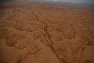 Impresionante imagen aérea de un momento de la octava etapa del Dakar en Arabia Saudí. 