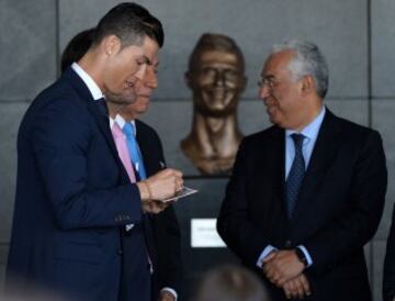 Cristiano, muy feliz en el aeropuerto de Madeira