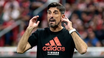 Tigres' Serbian coach Veljko Paunovic gestures during the Liga MX Clausura football match between Guadalajara and Tigres at the Akron stadium in Zapopan, Jalisco state, Mexico on January 25, 2025. (Photo by Ulises Ruiz / AFP)