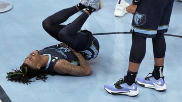 AME1763. MEMPHIS (ESTADOS UNIDOS), 16/04/2023.- Ja Morant (abajo) de los Memphis Grizzlies se lamenta durante la segunda mitad del juego entre Los Angeles Lakers y Memphis Grizzlies hoy, en el FedEx Forum en Memphis, Tennessee (EE. UU.). EFE/ Karen Pulfer Focht
