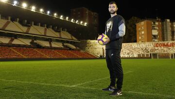 Jordi Amat posa para As en el estadio de Vallecas. 