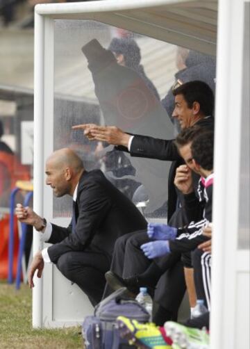  Zidane, en el banquillo tras el perdón de TAD, vio adelantarse a su equipo con el gol Álvaro.