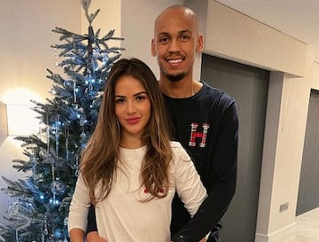 La esposa de Fabinho es una auténtica influencer, aunque lo más llamativo es que compartió la misma pasión que el brasileño y fue futbolista profesional. Ambos iniciaron su relación en 2013 y se casaron tan solo dos años después.