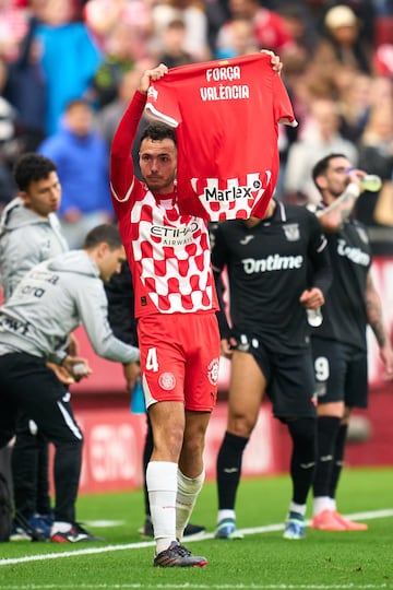 Arnau Martínez celebra su gol con una camiseta de apoyo a Valencia en el estadio de Montilivi. Partido Girona-Leganés.