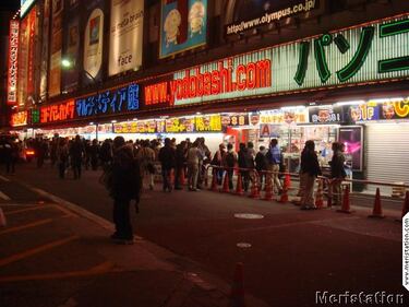 Miles de japoneses hacen cola ordenadamente para comprar Wii