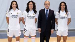 Florentino P&eacute;rez, presidente del Real Madrid, acompa&ntilde;ado de las capitanas del equipo femenino, Kaci, Ivana Andr&eacute;s y Thaisa. 