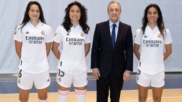 Florentino Pérez, presidente del Real Madrid, acompañado de las capitanas del equipo femenino, Kaci, Ivana Andrés y Thaisa.
