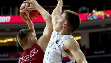 Porzingis trata de anotar ante Bogdan Bogdanovic.