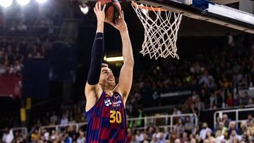 Claver se dispone a hacer un mate durante un partido