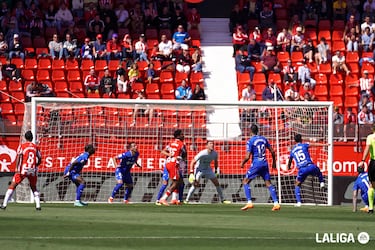 El Almería le exigió, pero una vez más el guardameta azulón fue un muro infranqueable. Soria llegó a realizar hasta diez paradas. De la lluvia de tiros sólo le mojó el del Choco Lozano.