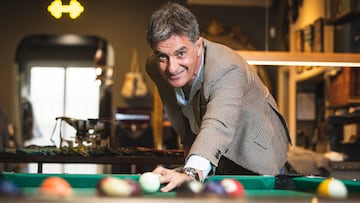 Míchel posa para AS en una mesa de billar durante la entrevista realizada en la tienda Pugil Store.