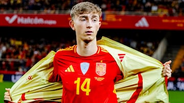 Dean Huijsen, jugador del Bournemouth, antes de un partido con la Selección española absoluta.