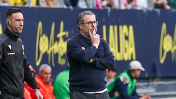 Sergio González en el banquillo del JP Financial Estadio.