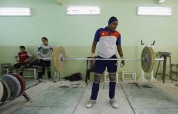 En Sadr City, un barrio chiíta de la capital iraquí, Bagdad, ocho mujeres se preparán para ser las primeras mujeres del equipo de halterofilia femenino de Irak, y conseguir medallas para su país. El equipo de halterofilia femenina representará a Irak en el Campeonato de Asia en Qatar.