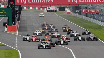 Mercedes AMG Petronas F1 Team's German driver Nico Rosberg leads at the start of the Formula One Japanese Grand Prix in Suzuka on October 9, 2016. / AFP PHOTO / TOSHIFUMI KITAMURA